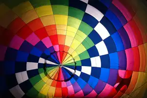 Kleurige binnenkant van een luchtballon - muurdecoratie