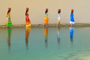 Vijf vrouwen in kleurige gewaden