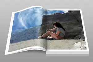Fotoboek met doorlopende foto van meisje in bergen