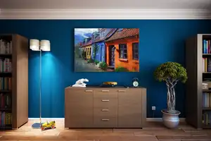 Kleurige foto op een blauwe muur