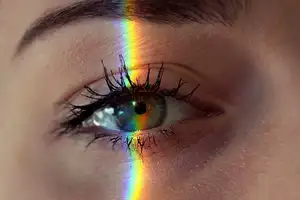 Close-up van een oog met gekleurd licht